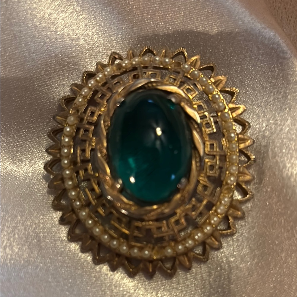 Vintage Victorian-Inspired Green and Gold Filigree Brooch - Picture 2 of 3